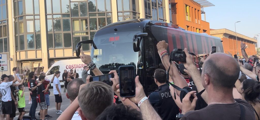 VIDEO - Milan-Monza, pullman rossonero arrivato a San Siro | PM News
