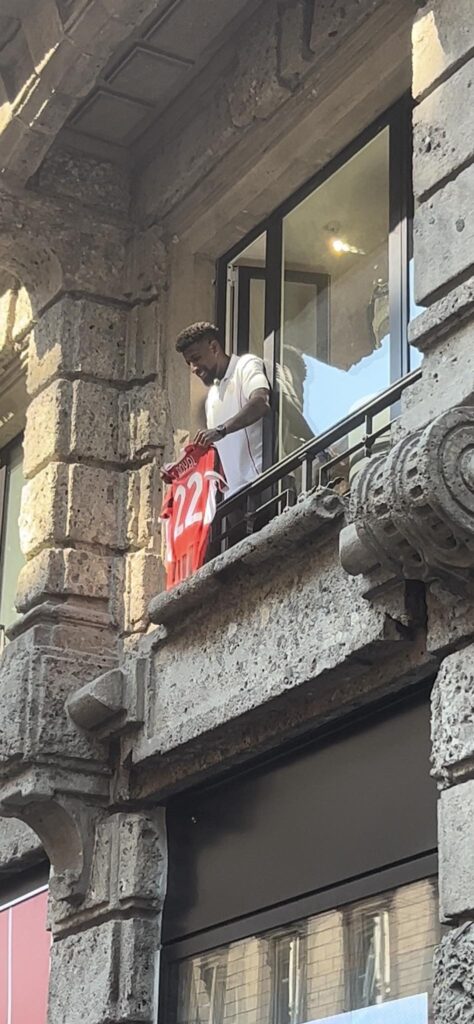 VIDEO - Milan, Emerson Royal lancia la maglia ai tifosi | PM NEWS