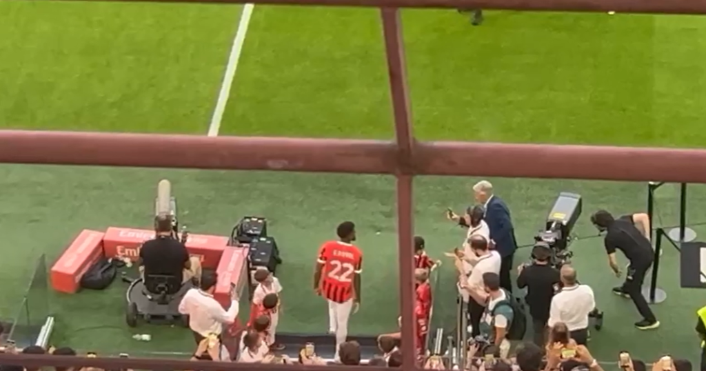 Milan, Emerson Royal: ecco l'accoglienza di San Siro | VIDEO