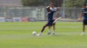 Napoli, Osimhen ride e scherza in allenamento | VIDEO (screen Gazzetta,it)