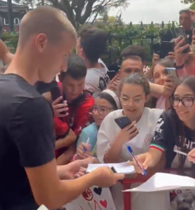 VIDEO - Milan, Camarda accolto dai tifosi a Milanello | PM NEWS