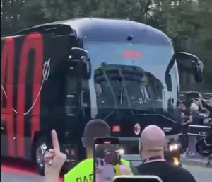 VIDEO - Derby Inter-Milan, pullman rossonero arrivato a San Siro | PM News