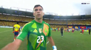 Colombia-Argentina, "Dibu" Martinez: schiaffo alla telecamera | VIDEO (screen Gazzetta.it)