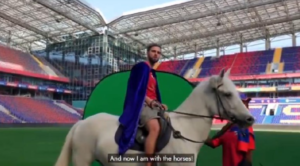 Su un cavallo nello stadio: la presentazione di Pjanic al CSKA | VIDEO (screen Gazzetta.it)