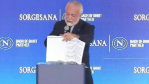 Napoli, De Laurentiis si commuove leggendo la lettera ai tifosi | VIDEO (screen Gazzetta.it)