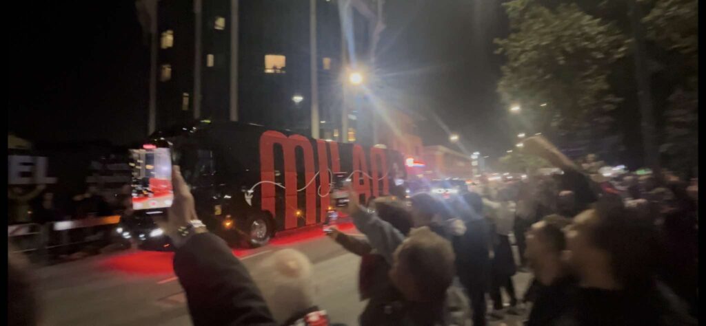 VIDEO - Milan-Napoli, pullman rossonero arrivato a San Siro | PM News