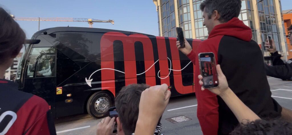 VIDEO - Milan-Bruges, pullman rossonero arrivato a San Siro | PM News