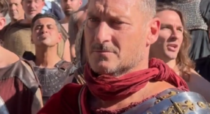 Totti che sorpresa! Da gladiatore a Lucca: il motivo | VIDEO (screen Gazzetta.it)