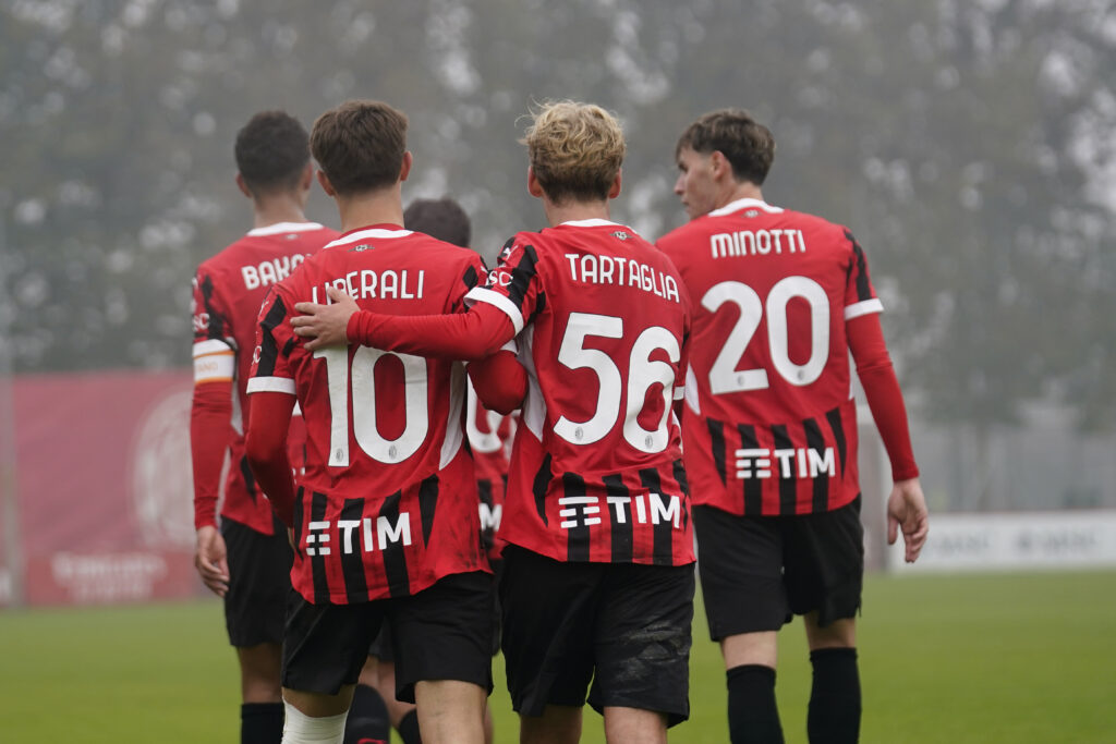 Milan Primavera 2024-25: la squadra festeggia il gol di Mattia Liberali