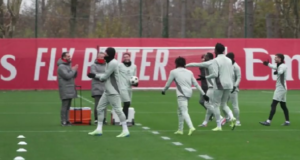 Milan, in allenamento tutti contro Calabria: il motivo | VIDEO (screen Gazzetta.it)