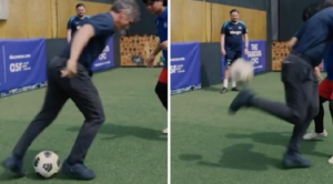 Zola che classe! A 58 anni dribbla l'avversario con... la bicicletta! | VIDEO (screen Gazzetta.it)