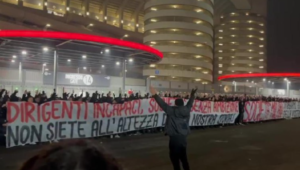 Milan, i tifosi in protesta: "Noi non siamo americani" | VIDEO