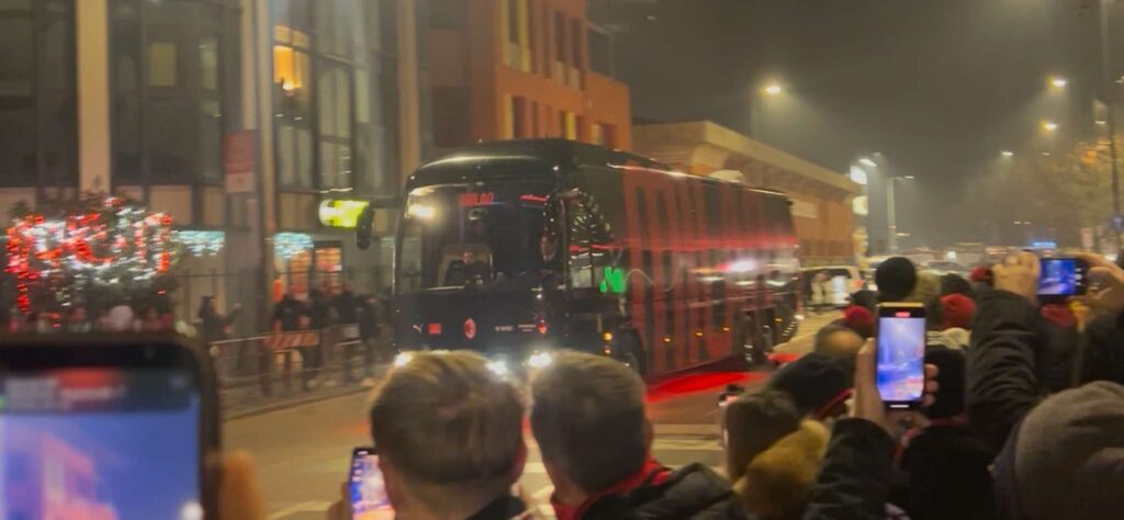 VIDEO - Milan-Genoa, pullman rossonero arrivato a San Siro | PM News