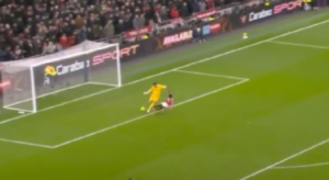 Follia in Tottenham-United! Gol Olimpico e papere | VIDEO (screen Gazzetta.it)