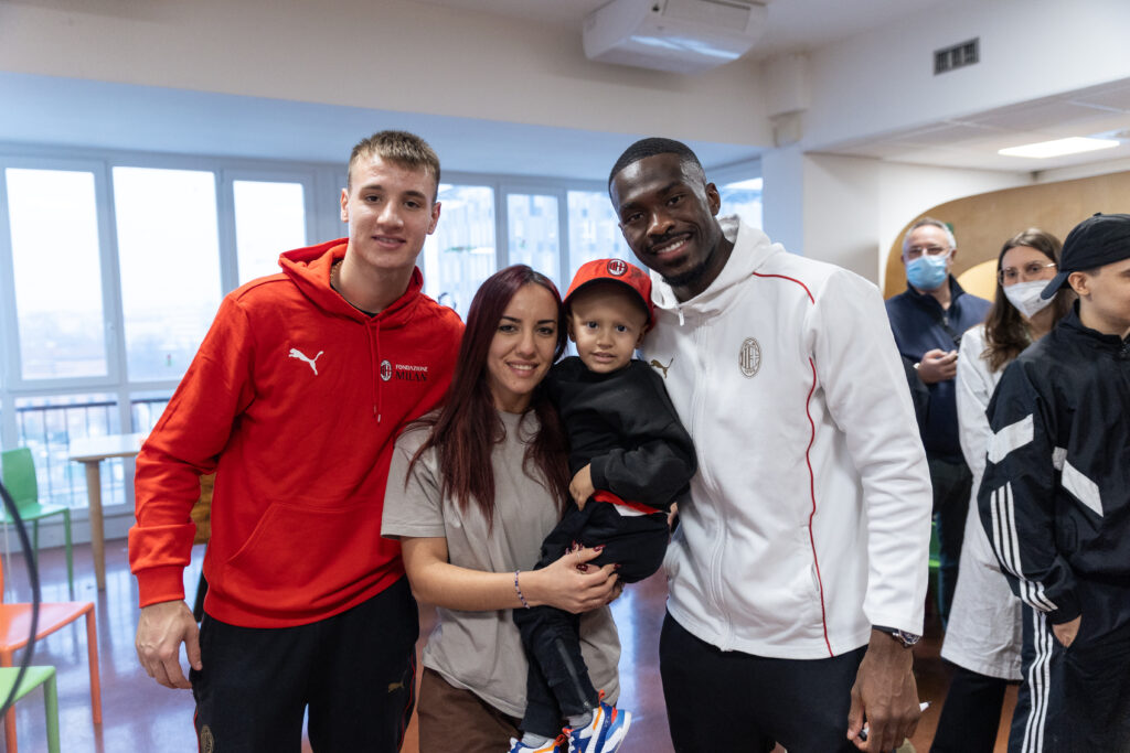 Nel pomeriggio di ieri, l’Istituto Nazionale dei Tumori di Milano ha ospitato Fikayo Tomori e Francesco Camarda per una sorpresa ai pazienti (fonte Milan)