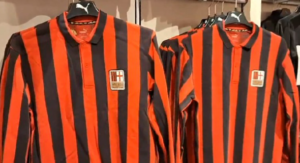 Milan, le maglie per il 125° anniversario viste da vicino | VIDEO (screen Gazzetta.it)