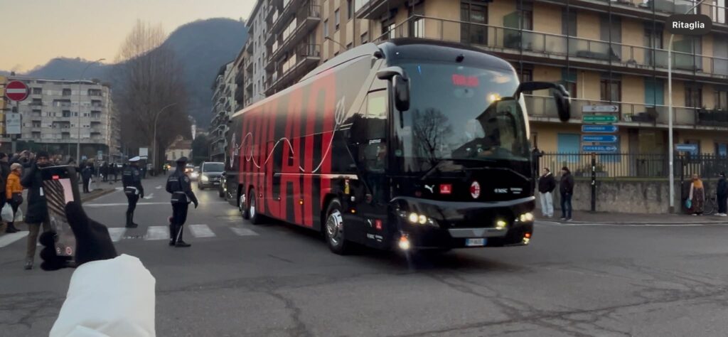 VIDEO - Como-Milan, pullman rossonero arrivato a Como | PM News
