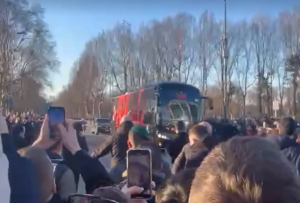 VIDEO, derby Milan-Inter: pullman rossonero arrivato a 'San Siro' | PM News