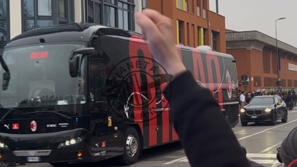 VIDEO, Milan-Feyenoord: pullman rossonero arrivato a San Siro | PM News