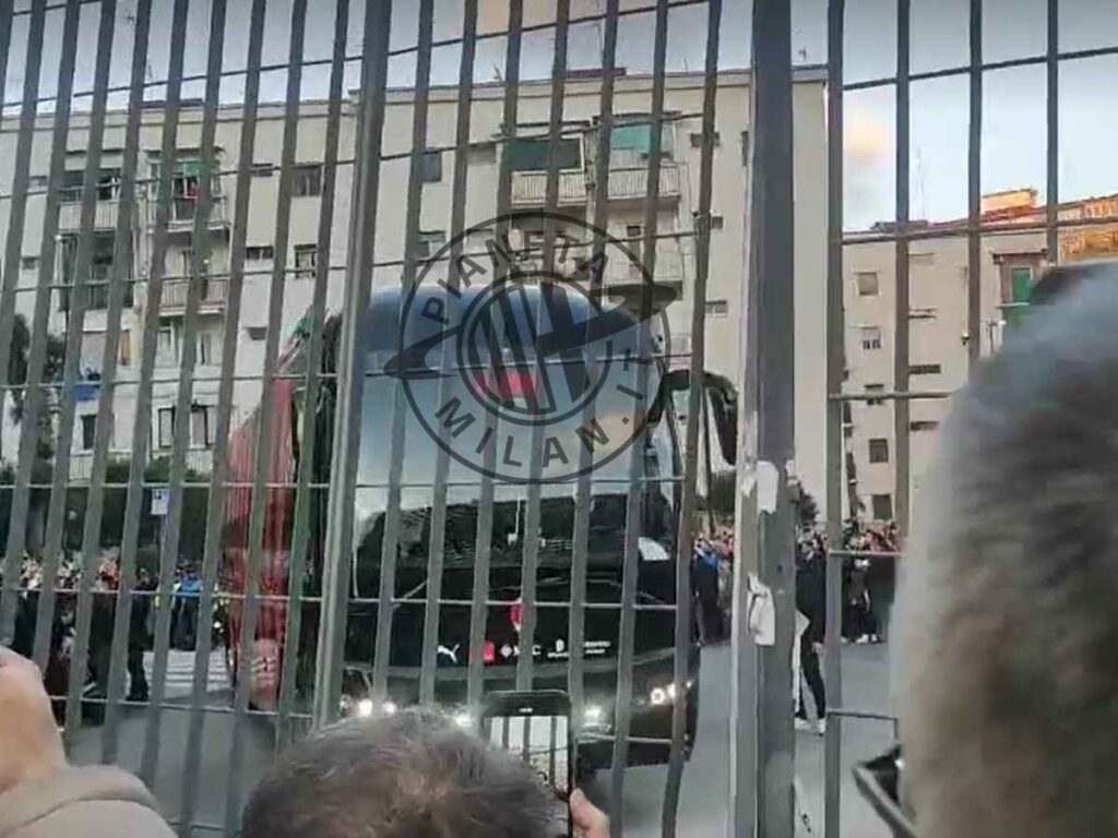 VIDEO - Napoli-Milan, pullman rossonero arrivato al Maradona! | PM