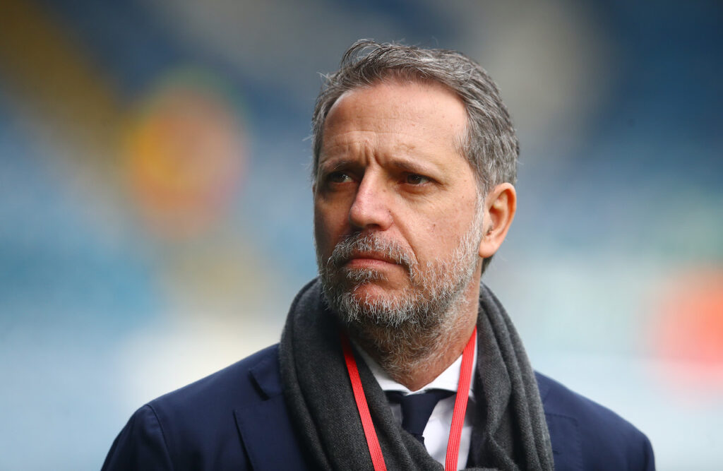   È corsa a due - al 2 marzo, non sono da escludere però eventuali sorprese - per il ruolo di nuovo direttore sportivo del Milan. I profili che scaldano di più la dirigenza rossonera sono quelli di Igli Tare e Fabio Paratici. C'era anche un terzo nome, Andrea Berta, liberatosi a inizio gennaio dopo dodici anni dall'Atletico Madrid, ma il dirigente bresciano sembra indirizzato alla Premier League, dove è nel mirino di diverse società fra cui l'Arsenal. Indietro invece le candidature di Modesto e Burdisso. Tare e Paratici, dunque, in ordine non casuale. Probabilmente l'ex ds della Juventus poteva essere in pole position, soprattutto dopo l'incontro avuto a Londra nelle scorse settimane con la dirigenza rossonera, ma in questo momento sta riflettendo sul suo futuro e intende anche capire se a Milano potrà operare come meglio crede, avere dunque delle garanzie, un aspetto da chiarire viste le diverse anime all’interno del Diavolo. Paratici ha scritto la storia della Juventus fra il 2010 e il 2021 prima di assumere l’incarico di direttore generale del Tottenham, carica ricoperta fino all’aprile del 2023 quando ha lasciato perché squalificato dal gennaio dello stesso anno per 30 mesi dalla Corte Federale D’Appello della Figc in merito all’inchiesta sulle plusvalenze della Juventus; sanzione che terminerà il 30 giugno. L’ex ds bianconero ha voglia di rimettersi in gioco e sta valutando diverse opzioni arrivategli sul tavolo in questi mesi. Il rapporto con la proprietà del Tottenham è rimasto buono, ma è difficile che Paratici riprenda con la società londinese. Ci sono dei discorsi con altre squadre della Premier, ma è forte anche la voglia di rientrare in Italia e il Milan è ovviamente un'opzione più che intrigante. Paratici riflette, così come Tare, in questo momento probabilmente in cima alla lista dei canditati sul tavolo dell'ad rossonero Giorgio Furlani che dovrà poi avere il via libera di Gerry Cardinale che ascolterà il parere pure di Zlatan Ibrahimovic. L'ex attaccante albanese è su piazza da ormai un anno e mezzo, ovvero da quando il 5 giugno 2023 ha lasciato dopo 18 anni la Lazio, gli ultimi 14 vissuti da direttore sportivo. Tare viene ritenuto un uomo perfetto da affiancare a Moncada - che tornerà a essere operativo soprattutto come capo osservatore - nello scovare talenti, portare avanti le trattative con Furlani e Ibra e soprattutto essere poi un punto di riferimento per allenatore e squadra a Milanello, dove servirà una presenza costante, quella che è mancata nell'ultima stagione e mezzo. 