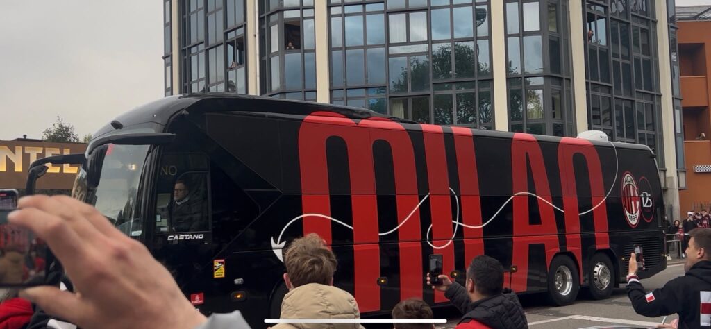 VIDEO, Milan-Atalanta: pullman rossonero arrivato a 'San Siro' | PM News