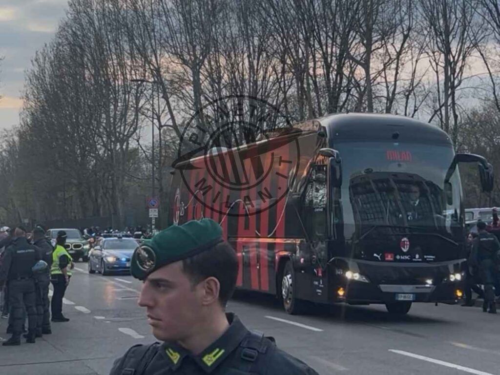 VIDEO, Derby Milan-Inter: pullman rossonero arrivato a 'San Siro' | PM News