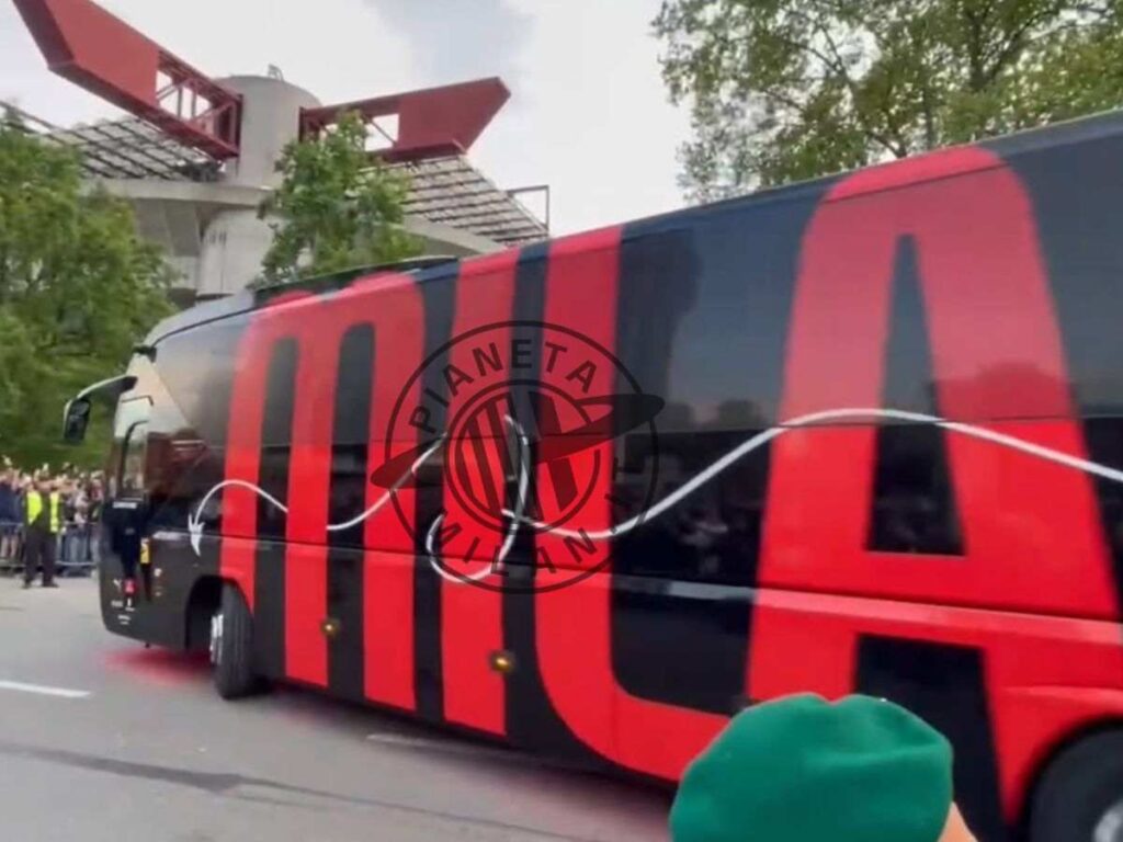 VIDEO, Derby Inter-Milan: pullman rossonero arrivato a 'San Siro' | PM News