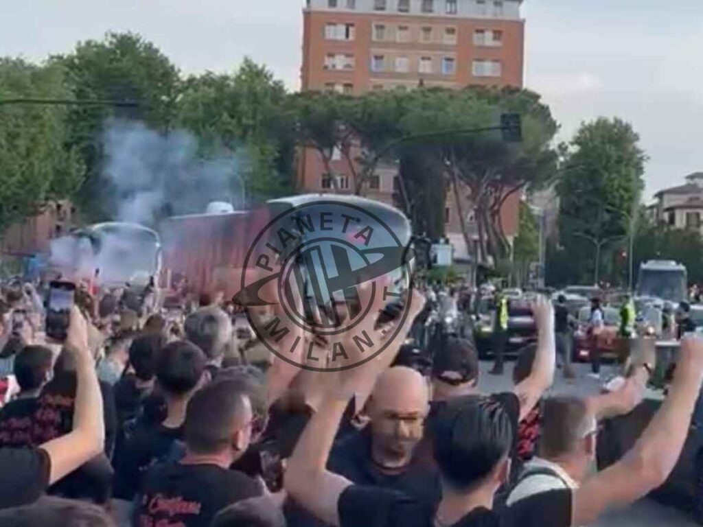 Milan-Bologna, l'arrivo del pullman rossonero allo stadio Olimpico | PM Video