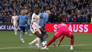 Djurgarden-Chelsea, il terzo gol inglese è un erroraccio difensivo | VIDEO (screen Gazzetta.it)