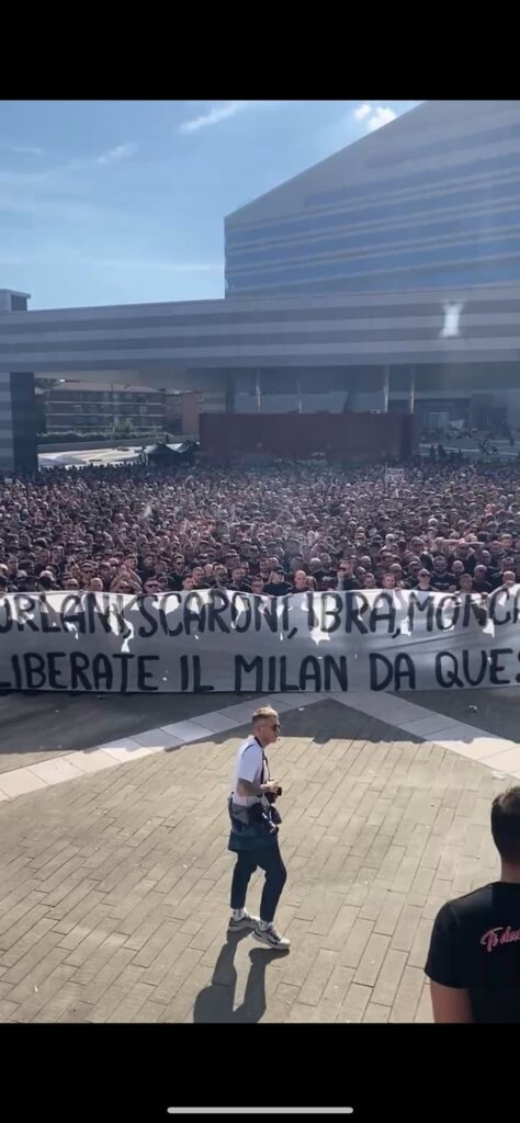 Milan, la Curva Sud contro Furlani, Ibra e Cardinale: cori per Maldini | Video