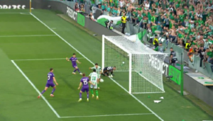 Betis Siviglia-Fiorentina, il primo rocambolesco gol degli spagnoli | VIDEO (screen Gazzetta.it)