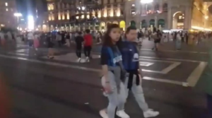 Champions League, manita del PSG: i tifosi dell'Inter lasciano Piazza Duomo | VIDEO (screen Gazzetta.it)