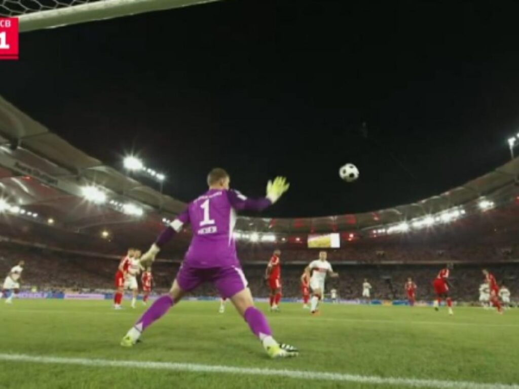 Supercoppa Tedesca, Neuer si supera: che parata! | VIDEO (screen Gazzetta.it)