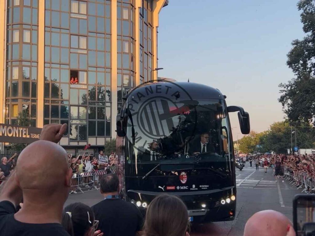 VIDEO, Milan-Bari: pullman rossonero arrivato a San Siro | PM News