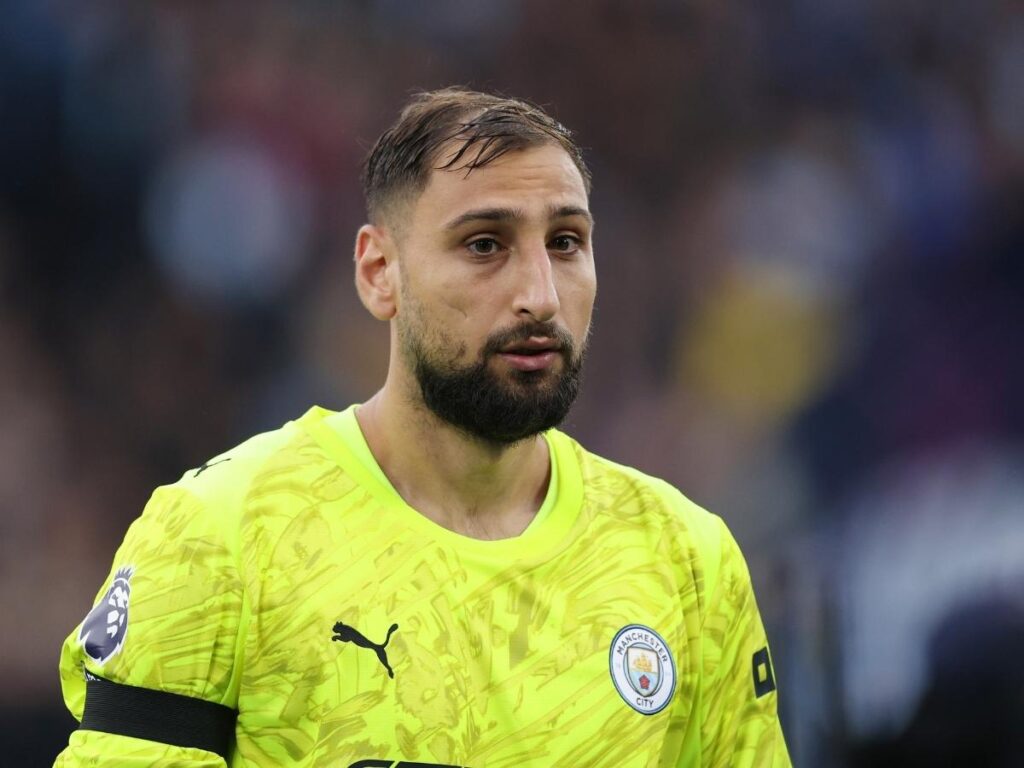 Donnarumma, esordio con il Manchester City nel derby con un miracolo | VIDEO