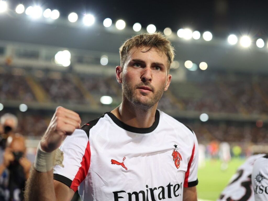 Milan, Gimenez mostra sui social il suo amore per i colori rossoneri