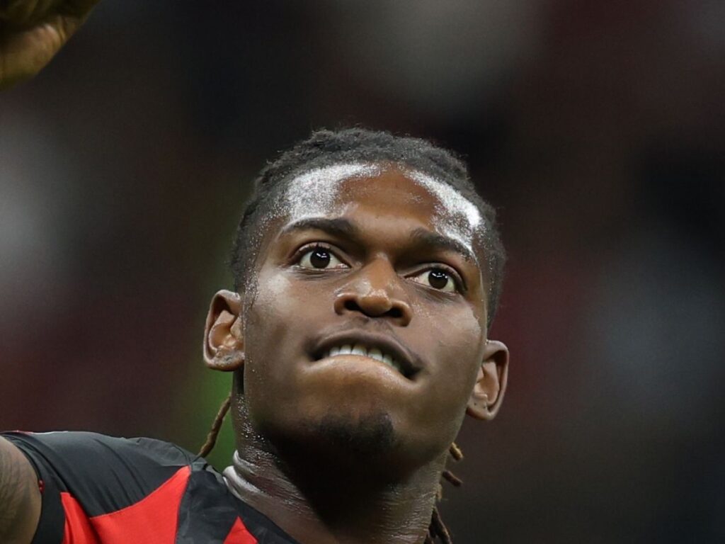 Milan, guarda Leao: nuovo look sfoggiato sui social | FOTO