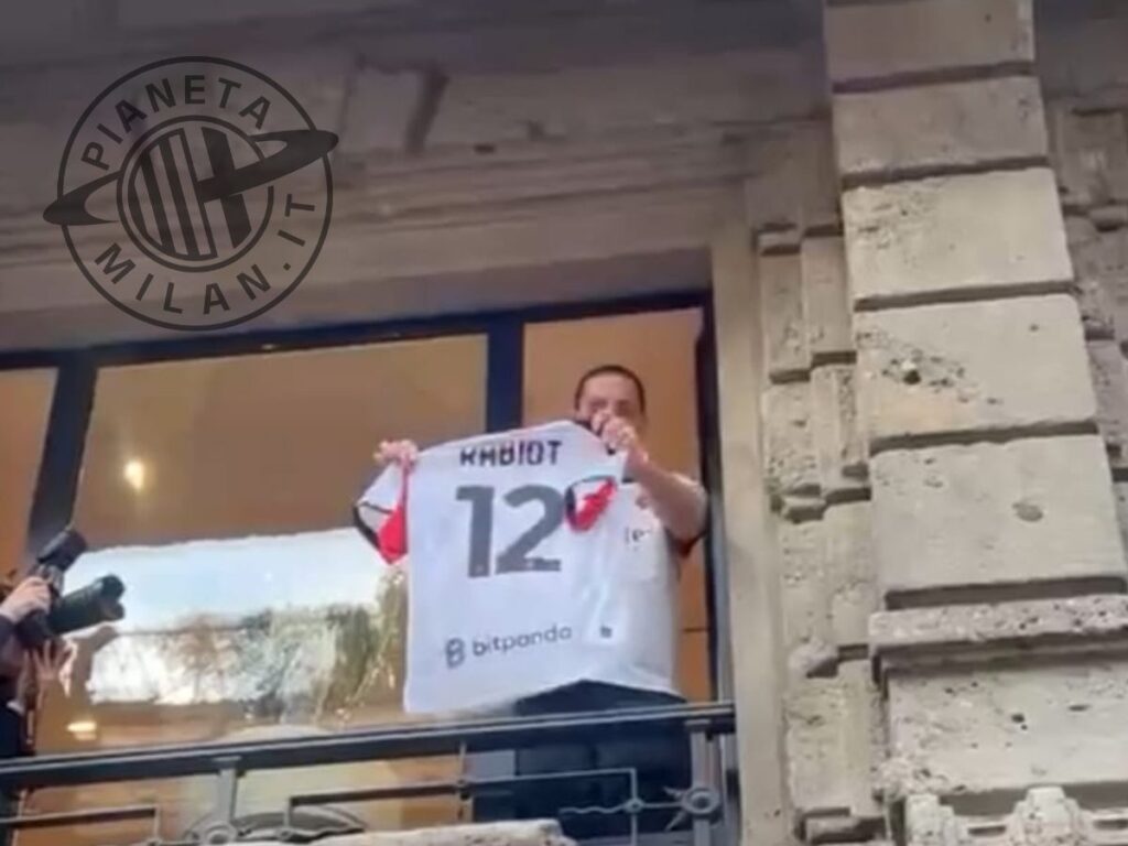 Folla di tifosi per accogliere Rabiot al Flagship Store | VIDEO