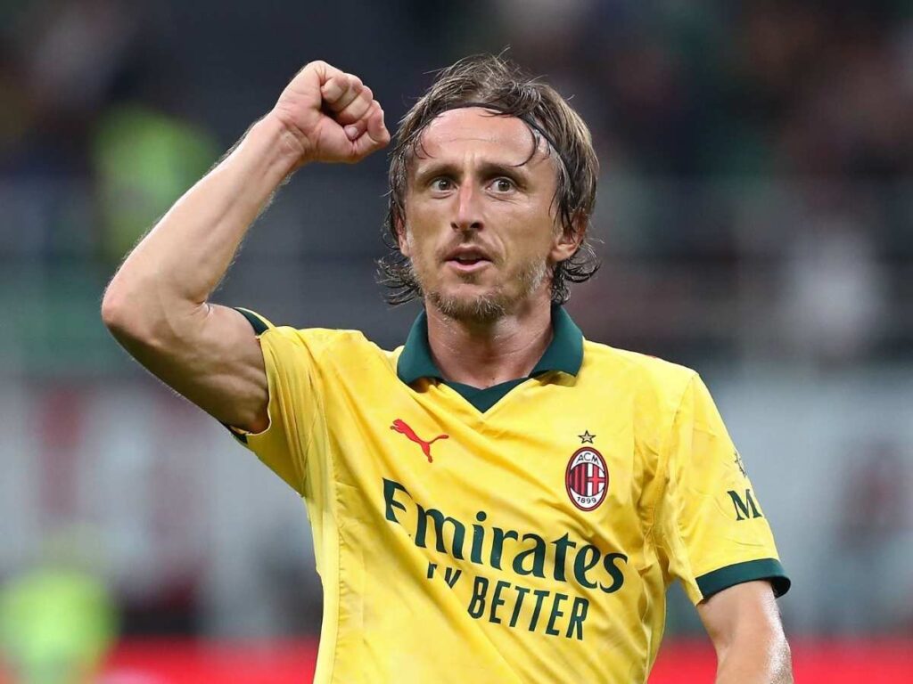 Maglia Milan, boom del terzo kit: e Modric scalza Leao. E' lui ...