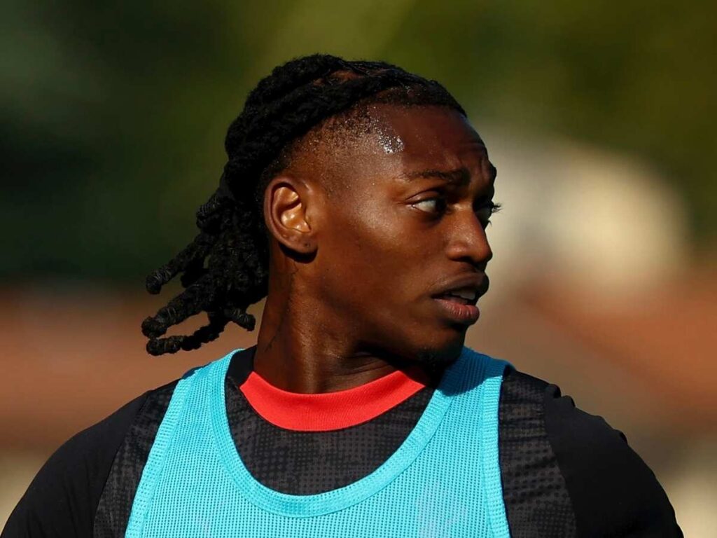 Juventus-Milan, poche chance che giochi Leao titolare. Intanto però si è rifatto l'acconciatura