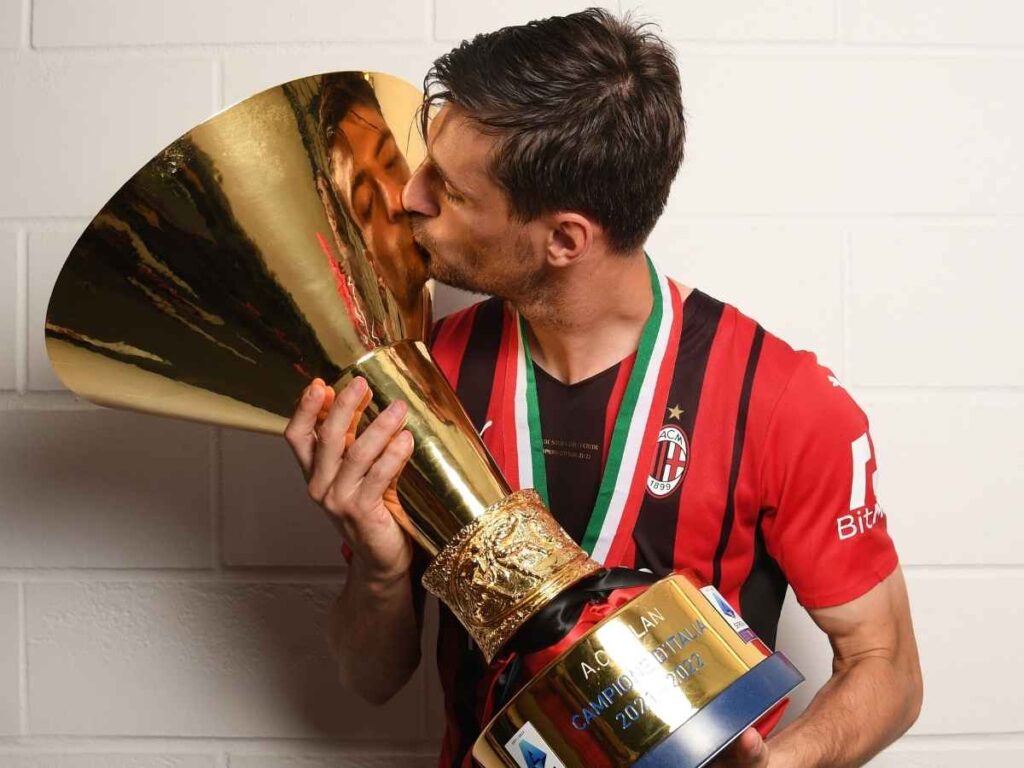 Buon compleanno, Gabbia: il centrale del Milan compie 26 anni. Gli auguri social, la carriera rossonera