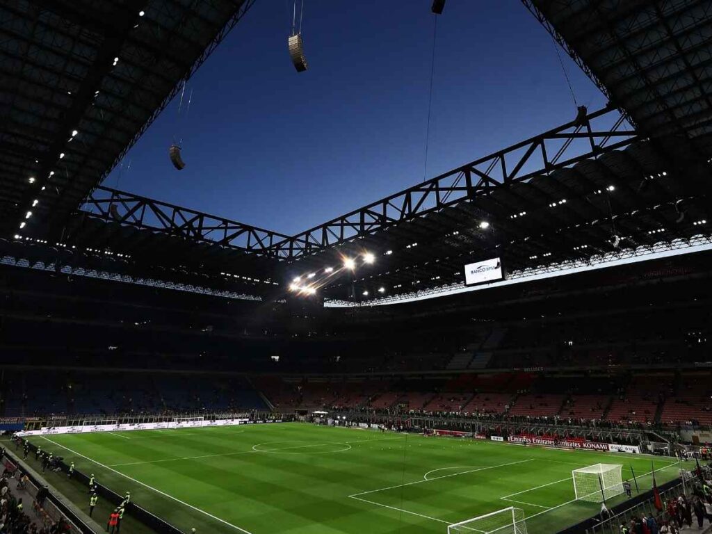 Curva Sud, non solo il tifo: durante Milan-Fiorentina tornano striscioni e le bandiere