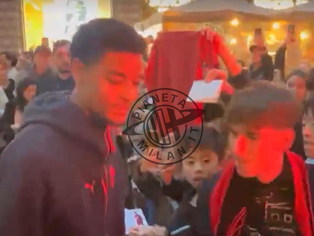 Milan, sorrisi e autografi per De Winter con i tifosi rossoneri | PM
