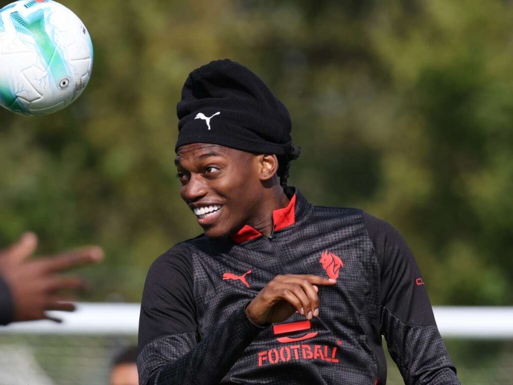 Milan, Allegri lancia segnali a Leao: "Aiutati che Dio ti aiuta"