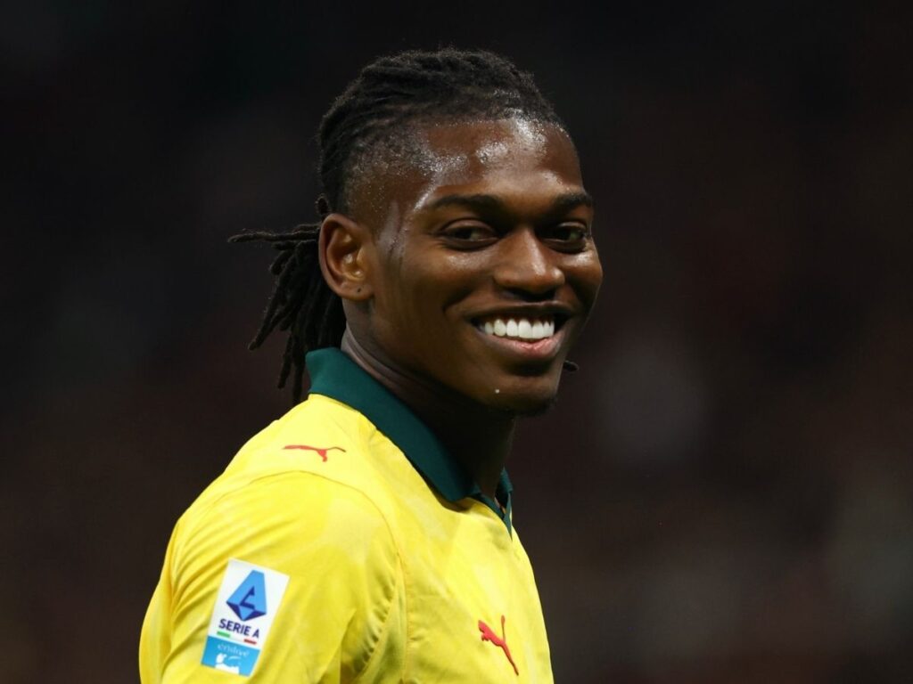 Leao ritrovato, Milan al comando della classifica: ma Fiorentina furiosa per il rigore