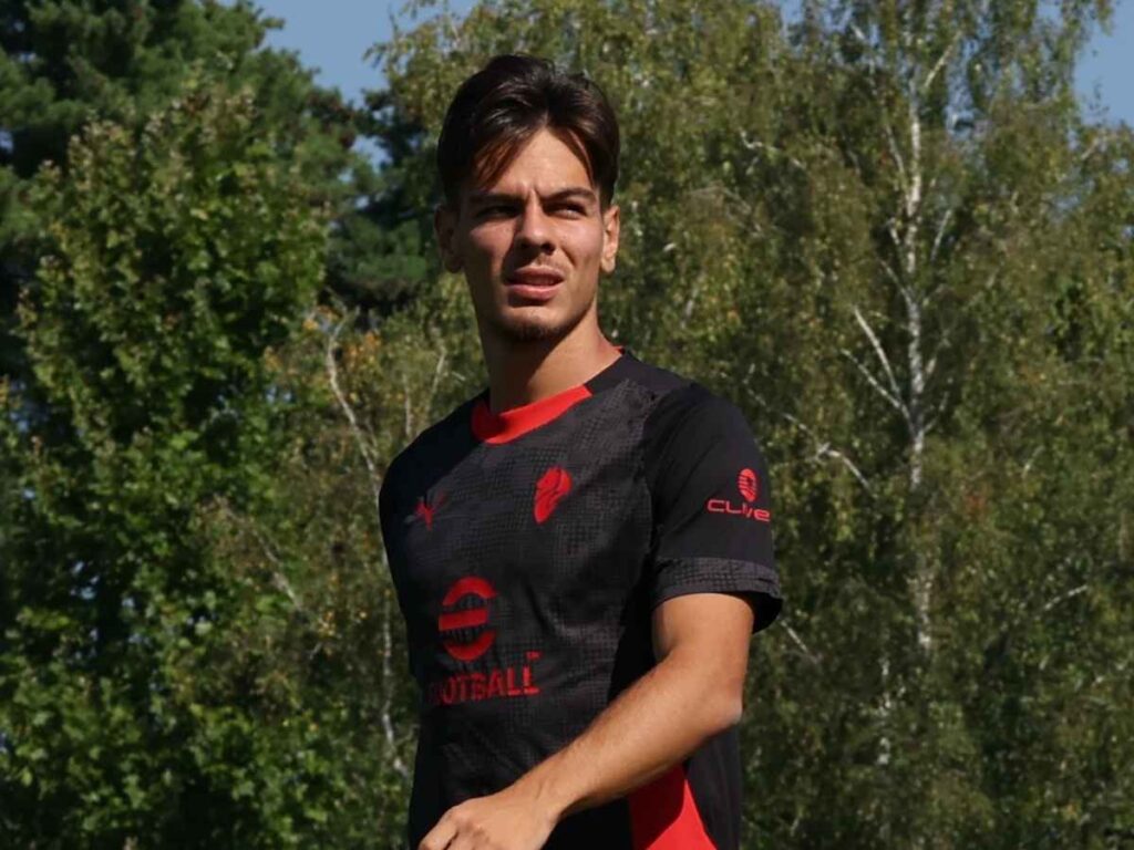 Milan, novità da Milanello per mister Allegri: le ultime sui rientri di Jashari ed Estupinan