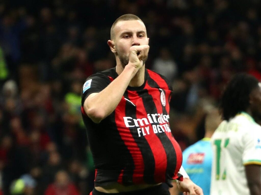 Milan, abbattuta la Roma con Leao, Pavlovic e Maignan. Ammucchiata in vetta alla classifica