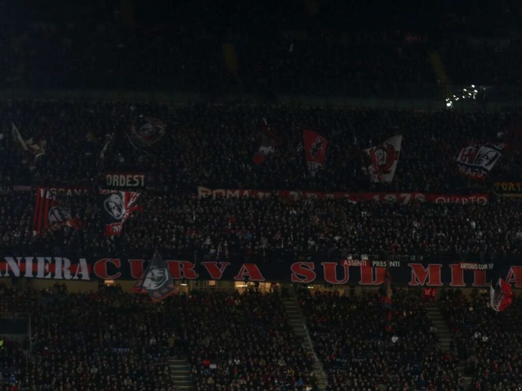 Curva Sud, continua la polemica sui prezzi dei biglietti: "Il Milan subisce passivamente"