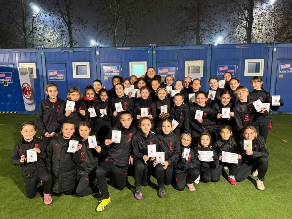 Natale a tinte rossonere: ecco il gesto che unisce i giovani del Milan